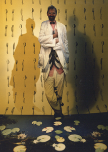 360020 Portret van de Utrechtse horecaondernemer Kees Eijrond met een verlengd lichaam.